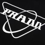 T-shirt Prada Black Triangle Graphic Logo PD040 - Image 4