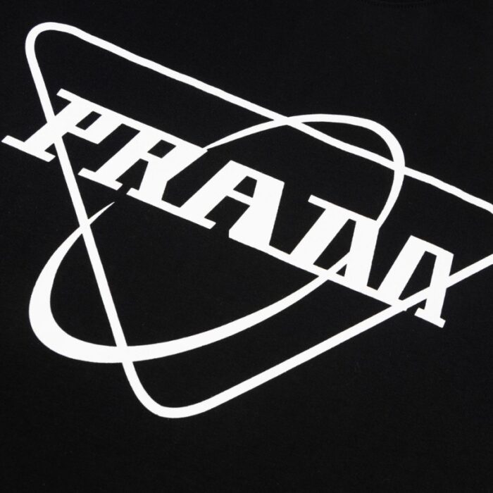 T-shirt Prada Black Triangle Graphic Logo PD040 - Image 4